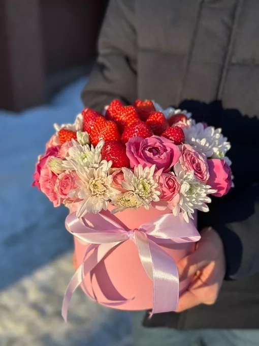 Композиция из клубники и микса цветов «Бали М №1» — купить в Саратове с доставкой