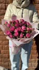 Моно-букет из кустовой пионовидной розы «Очарование №2» — купить в Саратове с доставкой