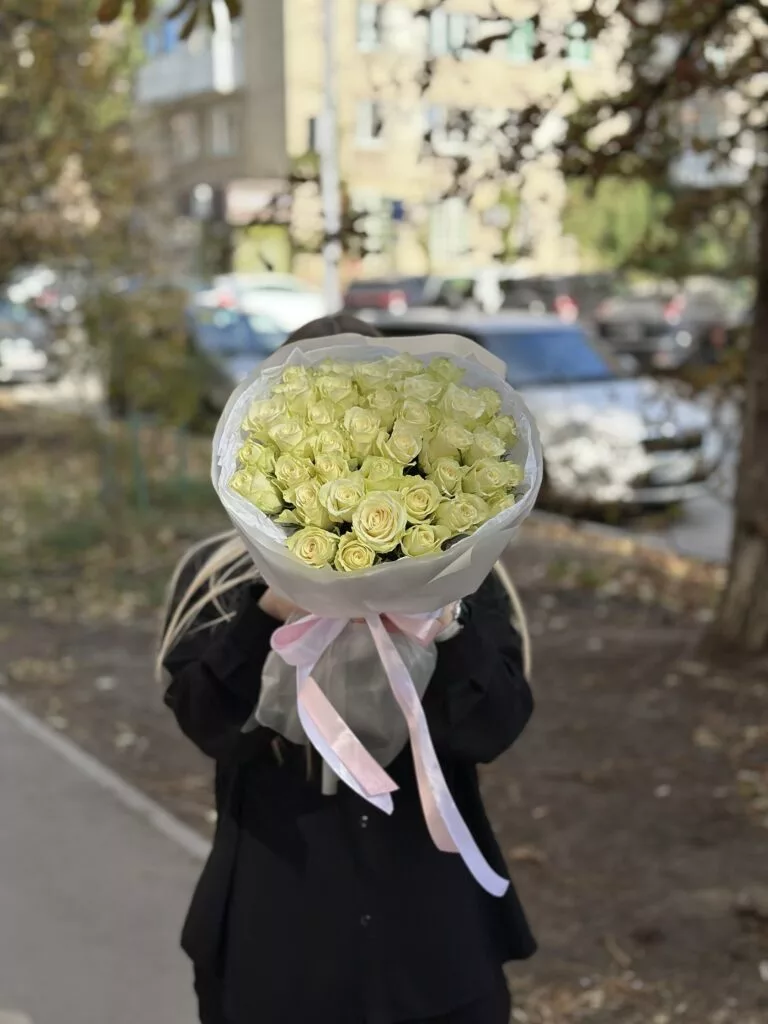 Букет из 41 белой розы — фото 2