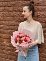 Букет из клубники в шоколаде и кустовой розы «Эллис S №4» — фото 3