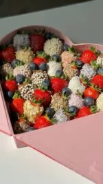 Композиция из клубники в шоколаде,красной клубники и голубики «Вкус любви №1» — фото 3