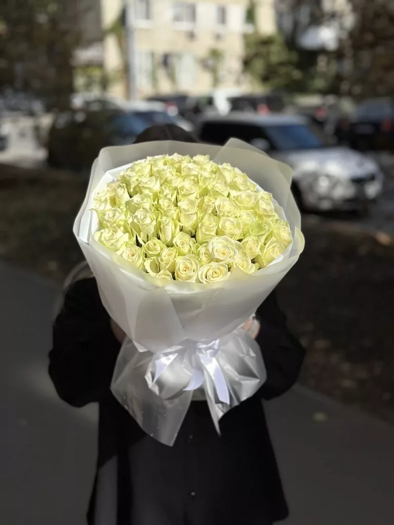 Букет из 51 белой розы — купить в Саратове с доставкой