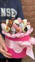Композиция из клубники в шоколаде с декором из орео и миндаля «Багамы М №2» — фото 3
