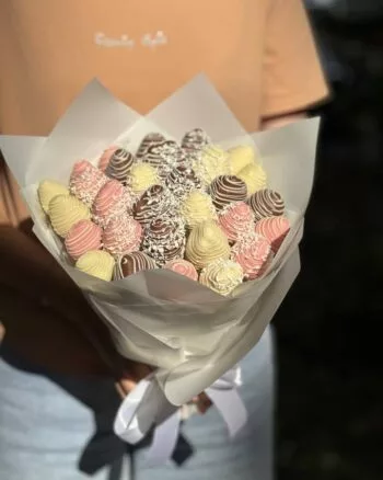 Букет из клубники в шоколаде «Бора Бора М №4» — купить в Саратове с доставкой