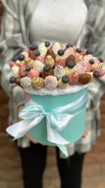 Композиция из клубники в шоколаде с декором из голубики и кокоса «Багамы L №2» — купить в Саратове с доставкой