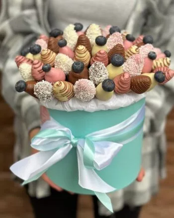Композиция из клубники в шоколаде с декором из голубики и кокоса «Багамы L №2» — купить в Саратове с доставкой