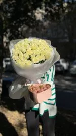 Комбо-набор:»51 белая роза +коробка сердце №56″ — купить в Саратове с доставкой