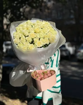 Комбо-набор:»51 белая роза +коробка сердце №56″ — купить в Саратове с доставкой