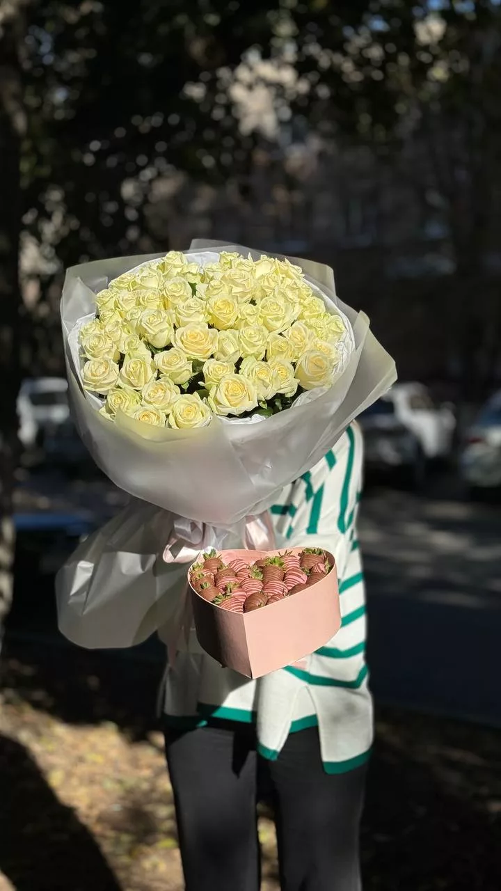 39059768.jpg Комбо-набор:»51 белая роза +коробка сердце №56″ — купить в Саратове с доставкой