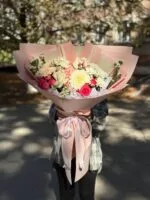 Букет гигант S из микс цветов «№62» — купить в Саратове с доставкой