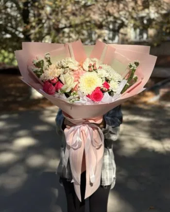 Букет гигант S из микс цветов «№62» — купить в Саратове с доставкой