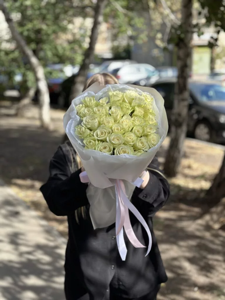 Букет из 31 белой розы — фото 2