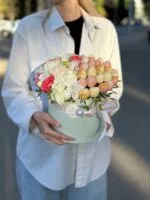 Композиция из микс цветов и клубники в шоколаде «Доминикана L №2» — купить в Саратове с доставкой
