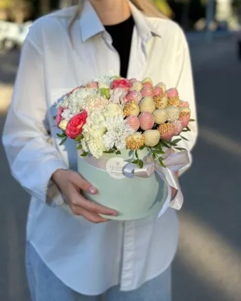 Композиция из микс цветов и клубники в шоколаде «Доминикана L №2» — купить в Саратове с доставкой