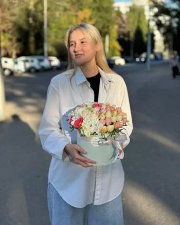 Композиция из микс цветов и клубники в шоколаде «Доминикана L №2» — фото 2