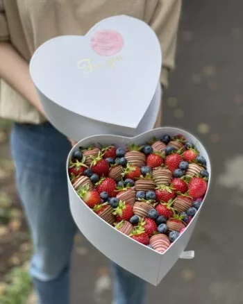 Композиция из клубники в шоколаде,красной клубники и голубики «Сладкое Сердце №2» — купить в Саратове с доставкой