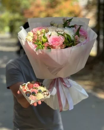 Комбо-набор:»Букет из микс цветов+ Фиджи 9 клубник №55 « — купить в Саратове с доставкой