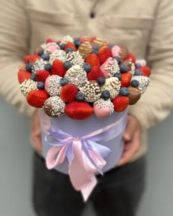 Композиция из клубники в шоколаде, красной клубники и голубики «Багамы XL №3» — купить в Саратове с доставкой