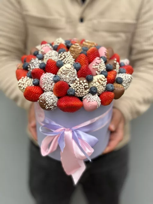 Композиция из клубники в шоколаде, красной клубники и голубики «Багамы XL №3» — купить в Саратове с доставкой