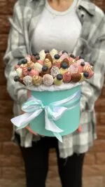 Композиция из клубники в шоколаде с декором из голубики и кокоса «Багамы L №2» — фото 2
