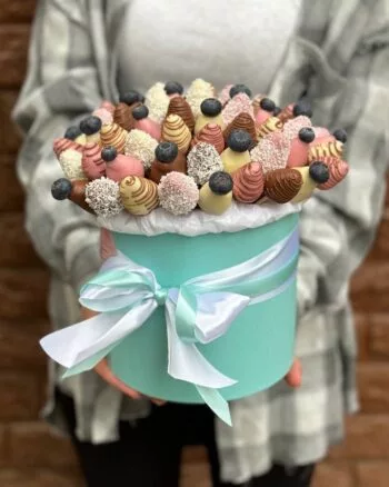 Композиция из клубники в шоколаде с декором из голубики и кокоса «Багамы L №2» — фото 2