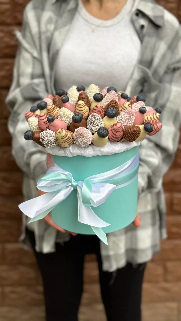 Композиция из клубники в шоколаде с декором из голубики и кокоса «Багамы L №2» — фото 2