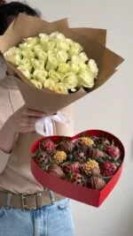 Комбо-набор «Букет 31 роза (40см) + клубника и голубика №26» — фото 3