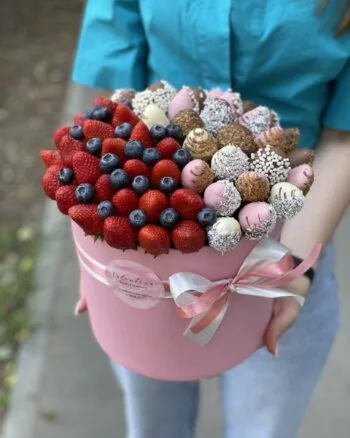 Композиция из клубники в шоколаде, красной клубники и голубики «Багамы XL №2» — купить в Саратове с доставкой