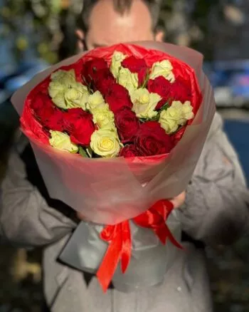 Моно-букет «25 красных/белых роз №1» — купить в Саратове с доставкой