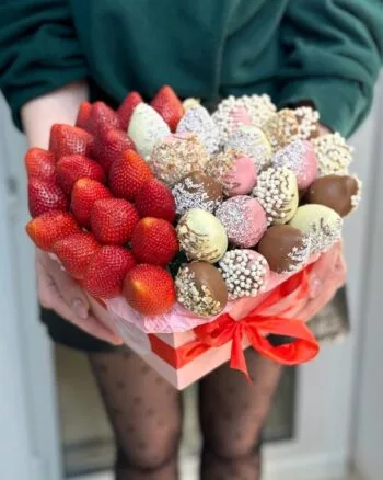 Композиция из клубники в шоколаде и красной клубники «Сицилия М № 1» — купить в Саратове с доставкой