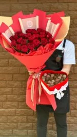 Комбо-набор»Букет Гигант из 25 красных роз и композиция из клубники в шоколаде «Сладкое сердце» — купить в Саратове с доставкой
