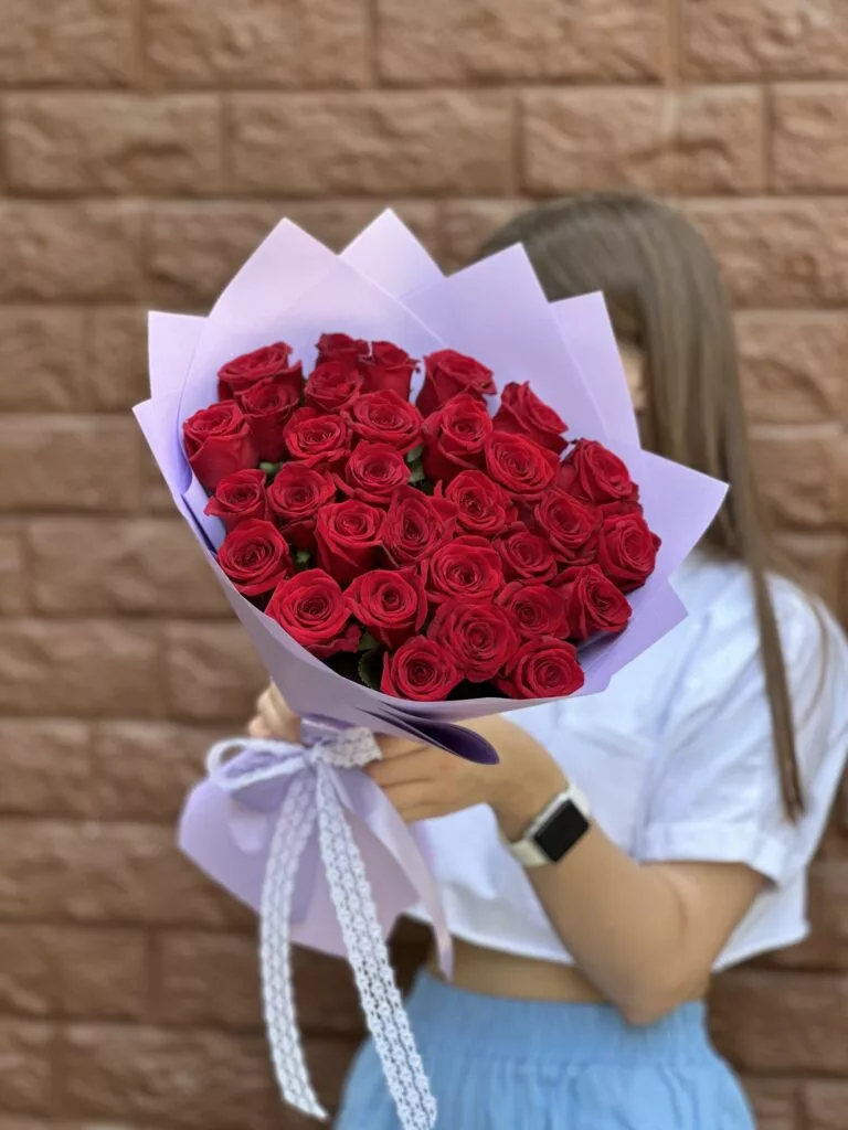 Букет из 31 красной розы — большое признание, доставка по Саратову за 1 час