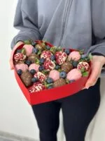 Композиция из клубники в шоколаде,красной клубники и голубики "Сладкое Сердце №4" — фото 2