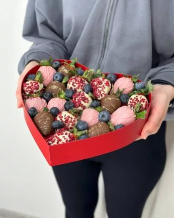 Композиция из клубники в шоколаде,красной клубники и голубики "Сладкое Сердце №4" — фото 2