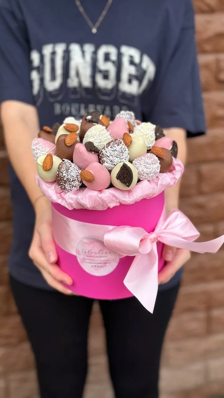 Композиция из клубники в шоколаде с декором из орео и миндаля «Багамы М №2» — купить в Саратове с доставкой