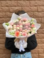 Букет из клубники в шоколаде и микса цветов «Мальта М №6» — купить в Саратове с доставкой
