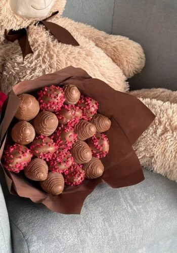 Букет Бора Бора №5 из клубники в шоколаде с декором — фото подарка