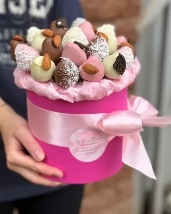 Композиция из клубники в шоколаде с декором из орео и миндаля «Багамы М №2» — фото 2