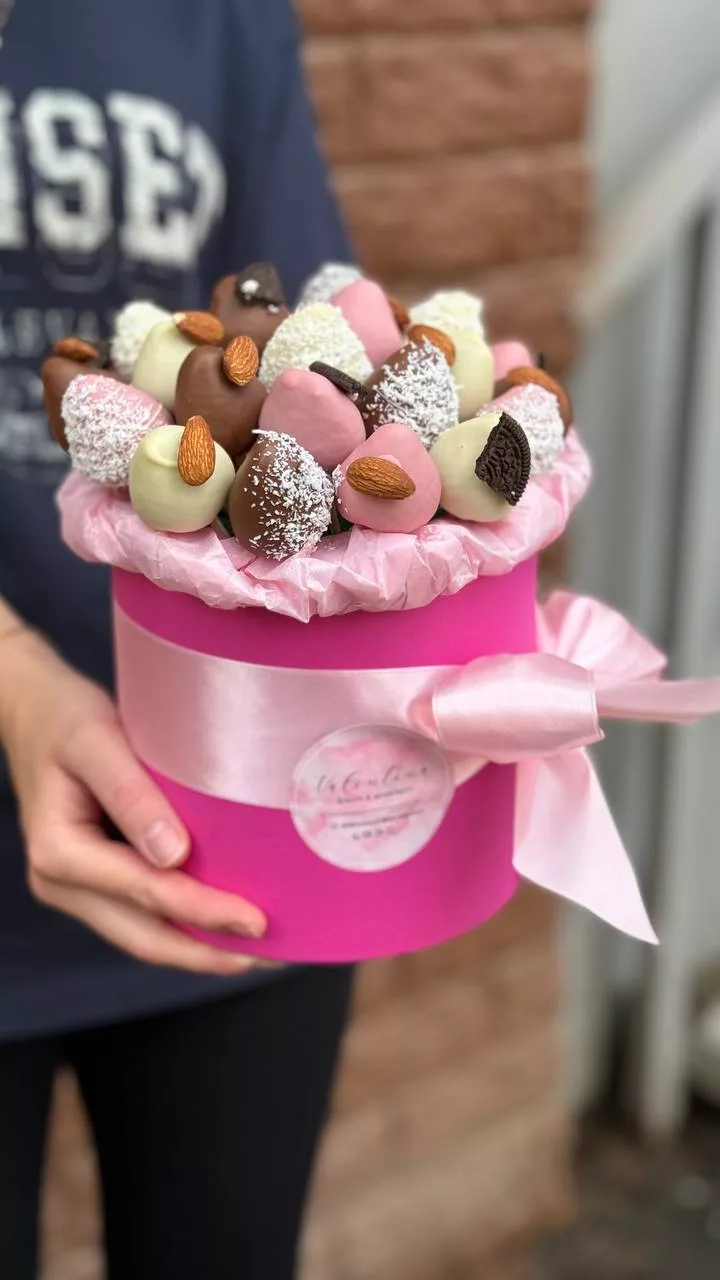 Композиция из клубники в шоколаде с декором из орео и миндаля «Багамы М №2» — фото 2