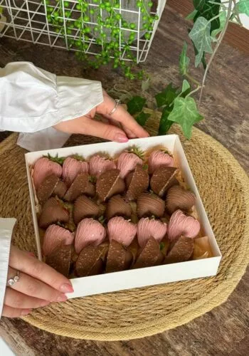 Бокс из клубники в шоколаде «Фиджи 25 клубник №9» — купить в Саратове с доставкой