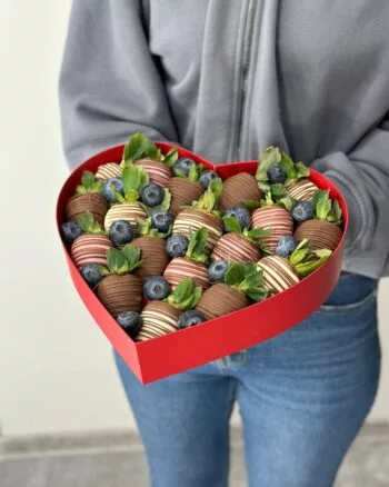 Композиция из клубники в шоколаде,красной клубники и голубики «Сладкое Сердце №3» — купить в Саратове с доставкой