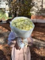 Моно-букет:»35 белых роз Кения №1″ — купить в Саратове с доставкой