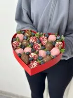 Композиция из клубники в шоколаде,красной клубники и голубики "Сладкое Сердце №4" — купить в Саратове с доставкой