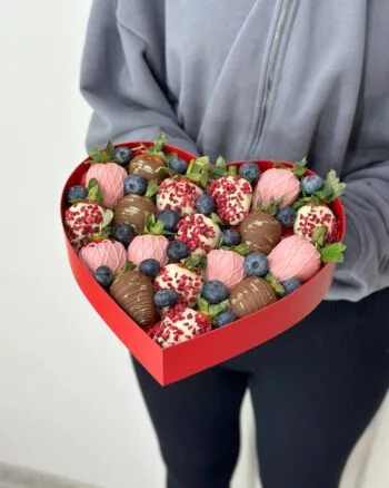 Композиция из клубники в шоколаде,красной клубники и голубики "Сладкое Сердце №4" — купить в Саратове с доставкой