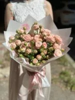 Моно-букет из кустовой пионовидной розы «Очарование №3» — купить в Саратове с доставкой
