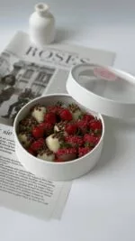 Композиция из клубники в шоколаде с декором из сублимированной малины и шоколадных шариков «Наслаждение №2» — фото 2