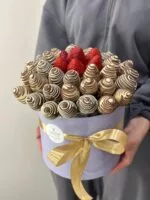 Композиция из клубники в шоколаде, красной клубники и голубики "Багамы XL №4" — купить в Саратове с доставкой