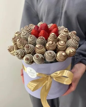Композиция из клубники в шоколаде, красной клубники и голубики "Багамы XL №4" — купить в Саратове с доставкой