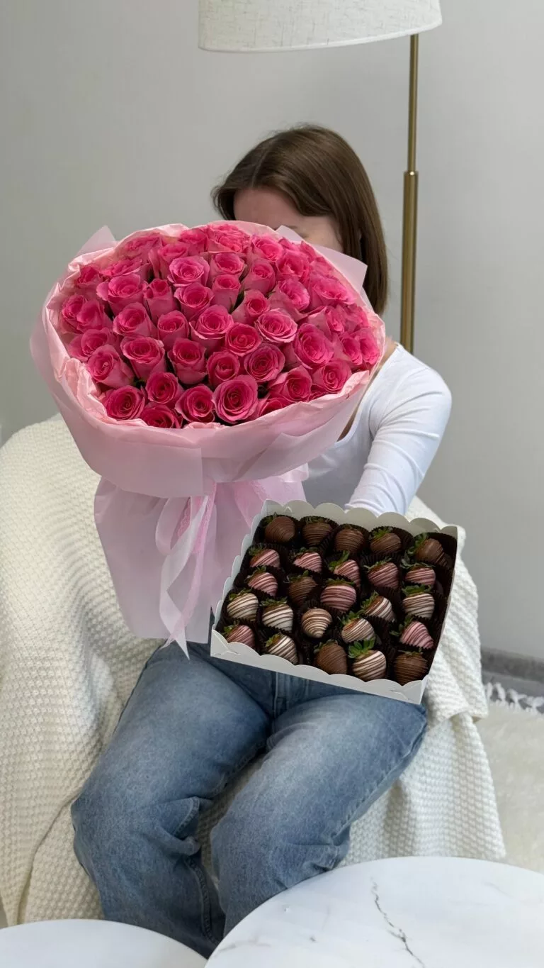 51 роза + 25 клубник — купить в Саратове с доставкой