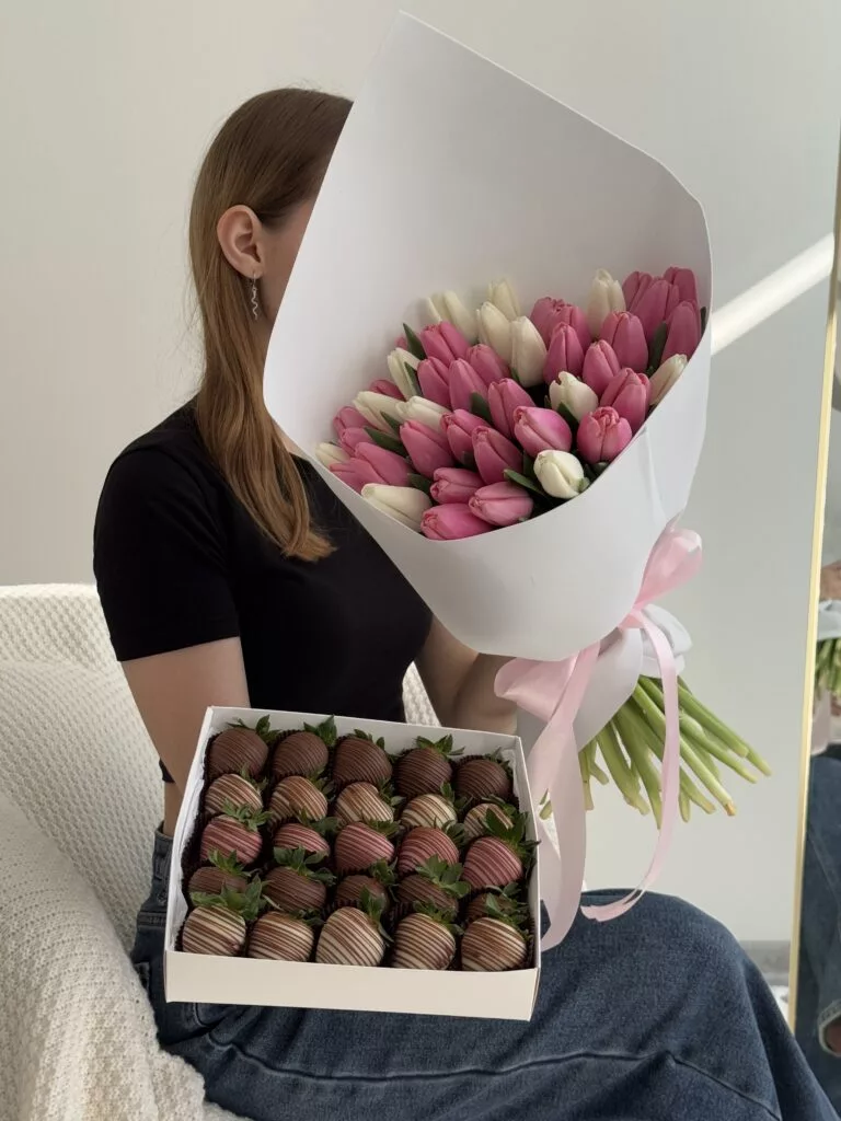 45 тюльпанов 25 клубник — купить в Саратове с доставкой